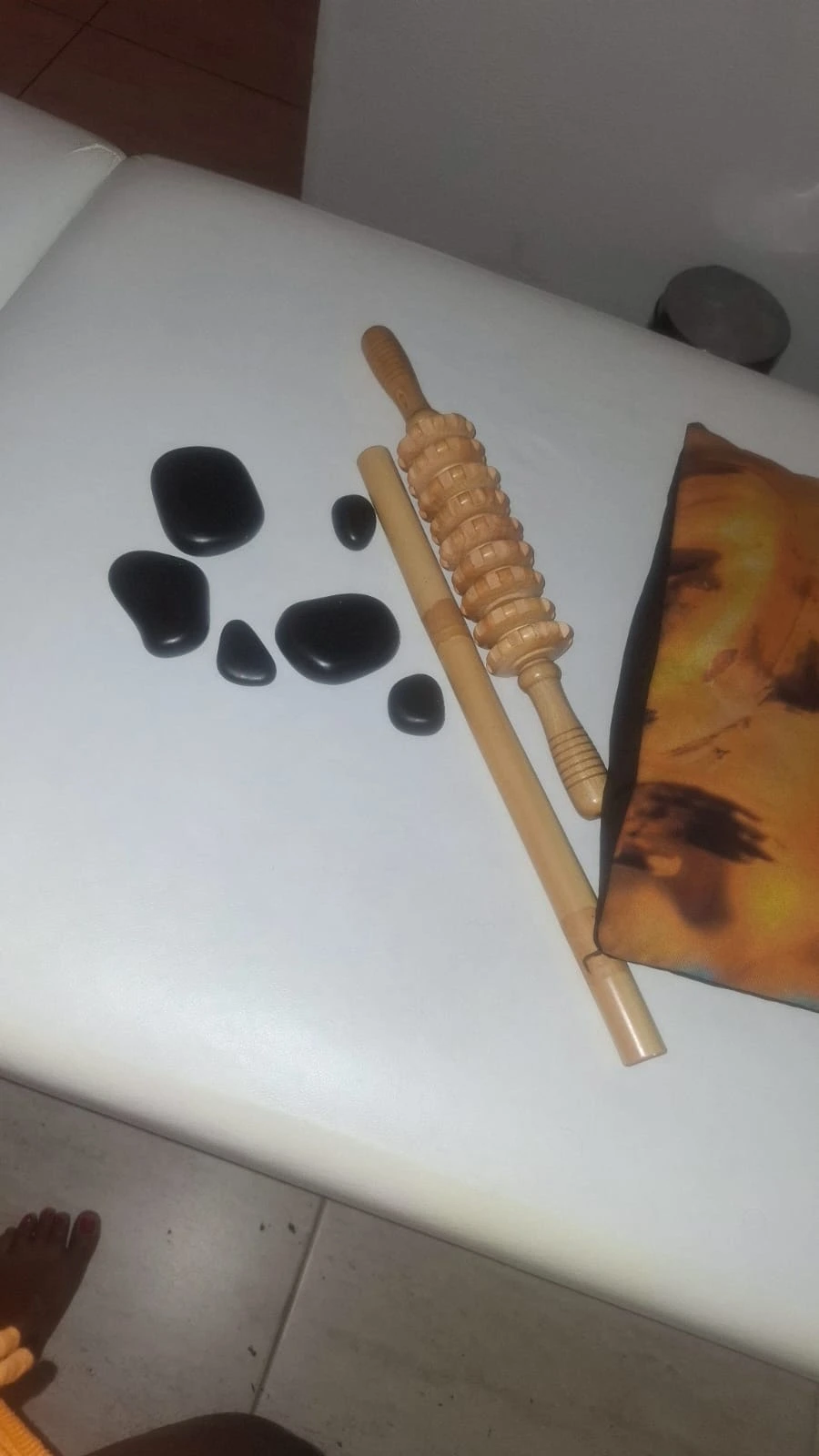 Pedras quentes e instrumentos de bambuterapia